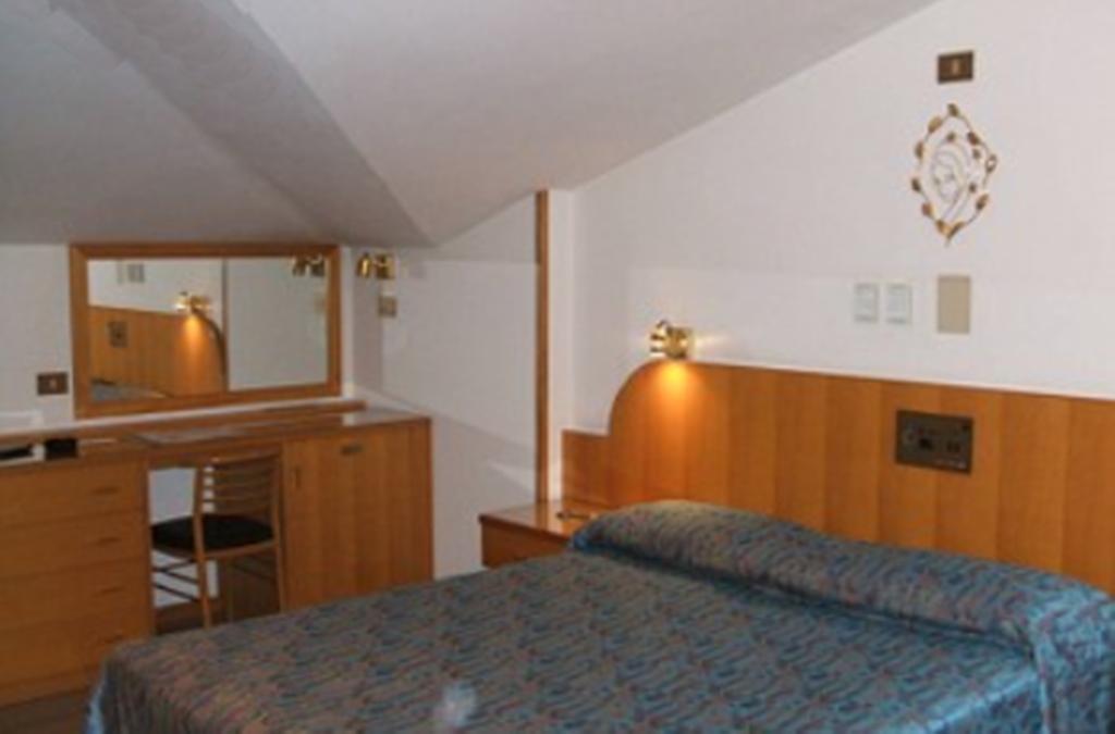 أنسولا ديليميليا Hotel Garden الغرفة الصورة